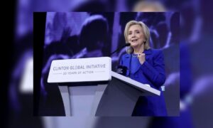 Hillary Clinton präsentiert High Stakes: Noch nie stand so viel auf dem Spiel für unser Land und die Welt