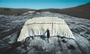 Studierende bedeckten einen Alpen-Gletscher mit 200 m² natürlichem Material und stellten fest, dass es das Eis schützt wie synthetische Abdeckungen