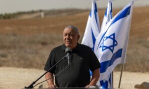 Netanjahus führender Herausforderer im Wahlkampf verspricht, Hamas in Gaza zu besiegen und eine Untersuchung zum 7. Oktober einzuleiten