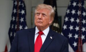 Trump setzt die neuen Sanktionen des Kongresses gegen Russland vorübergehend aus – aufgrund von nationalem Interesse.