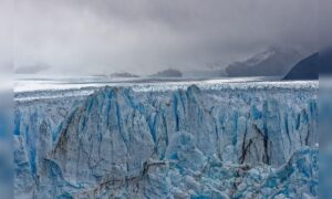 1977: Saudischer Prinz transportierte einen uralten Eisberg von Alaska in die USA, um Wasserknappheit zu bekämpfen – und kühlte Getränke