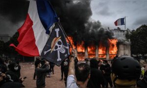 Französische Regierung kündigt Ausgangssperren an, angesichts von Protesten, Plünderungen und der Blockade des Louvre