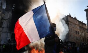 Frankreich verhängt erneut eine Ausgangssperre für die zweite Nacht und macht die Ultra-Linke für die Unruhen verantwortlich.