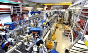 Hochleistungslaser treffen auf eine Kunststofffolie und erzeugen pro Einschlag zehn Billionen Nanodiamanten – deutsches Experiment