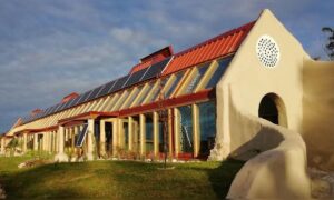 In nur 45 Tagen baut Argentinien eine Schule aus 25 Tonnen recyceltem Abfall, Solarmodulen und einem System zur Regenwassernutzung