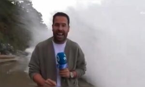 Live-Schock: Eine gigantische Welle durchnässt einen Reporter während einer Küsten-Reportage in Spanien