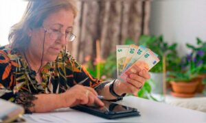 Pensionierte Mutter schenkt 2021 ihrem Sohn ein Haus – Sozialversicherung verlangt Rückzahlung von 3.700 Euro