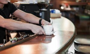 Gekündigt, weil er in der Bar eines Freundes arbeitete, während er wegen eines Arbeitsunfalls krankgeschrieben war: Jetzt Wiedereinstellung und Entschädigung von über 45.000 Euro