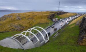 Unterwasser-Tunnel der Färöer-Inseln wirkt wie eine riesige Qualle – beleuchtete Menschenfiguren, 72 Meter unter Wasser