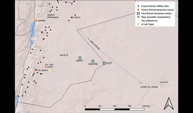 Un mapa que muestra que tres campamentos romanos corren en línea aproximadamente de este a sur hacia el desierto desde un oasis en Bayir. Foto: Antiquity Un mapa que muestra que tres campamentos romanos corren en línea aproximadamente de este a sur hacia el desierto desde un oasis en Bayir. Foto: Antiquity