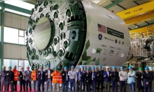 Tunnelbohrmaschine mit 1.680 Tonnen in Betrieb genommen – bohrt neun Meter Gestein pro Tag für ein 16-Milliarden-US-Dollar-Tunnelprojekt