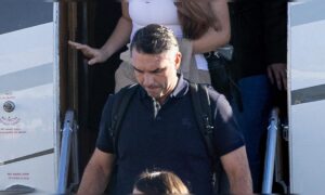 Flávio Bolsonaro landet in den USA nach seiner Flucht aus Brasilien infolge seiner historischen Niederlage gegen Lula