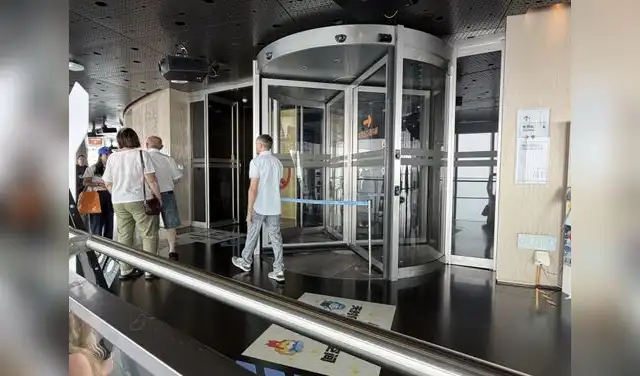 El trayecto en ascensor hasta el piso 118 de la Shanghái Tower requiere menos de un minuto. Foto: La República/Jennifer Valqui
