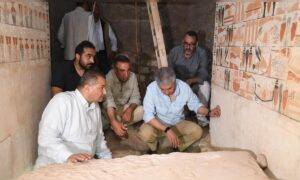 Verzierte Grabstätte eines hohen Beamten des alten Ägypten entdeckt – seltene Holzstatuen und Bronzewerkzeuge
