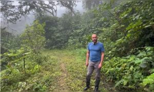 Seit drei Jahren lebt er allein im Wald in Ecuador – heute schützt er eine 33 Hektar große Reserve und bewahrt Biodiversität.