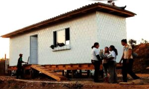 Brasilien: Mutter von neun Kindern und Großmutter von zwölf Enkeln erhält in 15 Stunden ein Haus aus zwei Tonnen recyceltem Kunststoff – Solarmodule und Regenwassernutzung