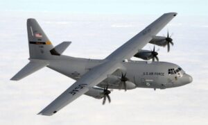 USA setzt Militärflugzeuge ein, die mehr als 11.000 Liter Löschmittel in Sekundenschnelle abwerfen, um Waldbrände zu stoppen
