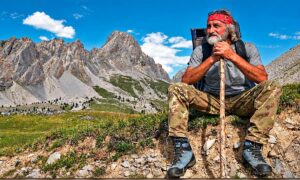 Mit 77 Jahren fürchtete er, seine Hütte nicht fertig restaurieren zu können – heute lebt er 1.800 Meter hoch in den Alpen, um sein Familienerbe zu bewahren