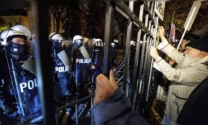 Polen erlebt einen Machtkampf um das Verfassungsgericht und setzt die Polizei in Warschau ein